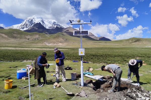 草原生態(tài)監(jiān)測(cè)氣象站圖片2